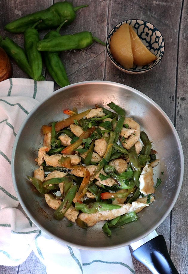 Filetti di pollo con friggitelli e limone in conserva