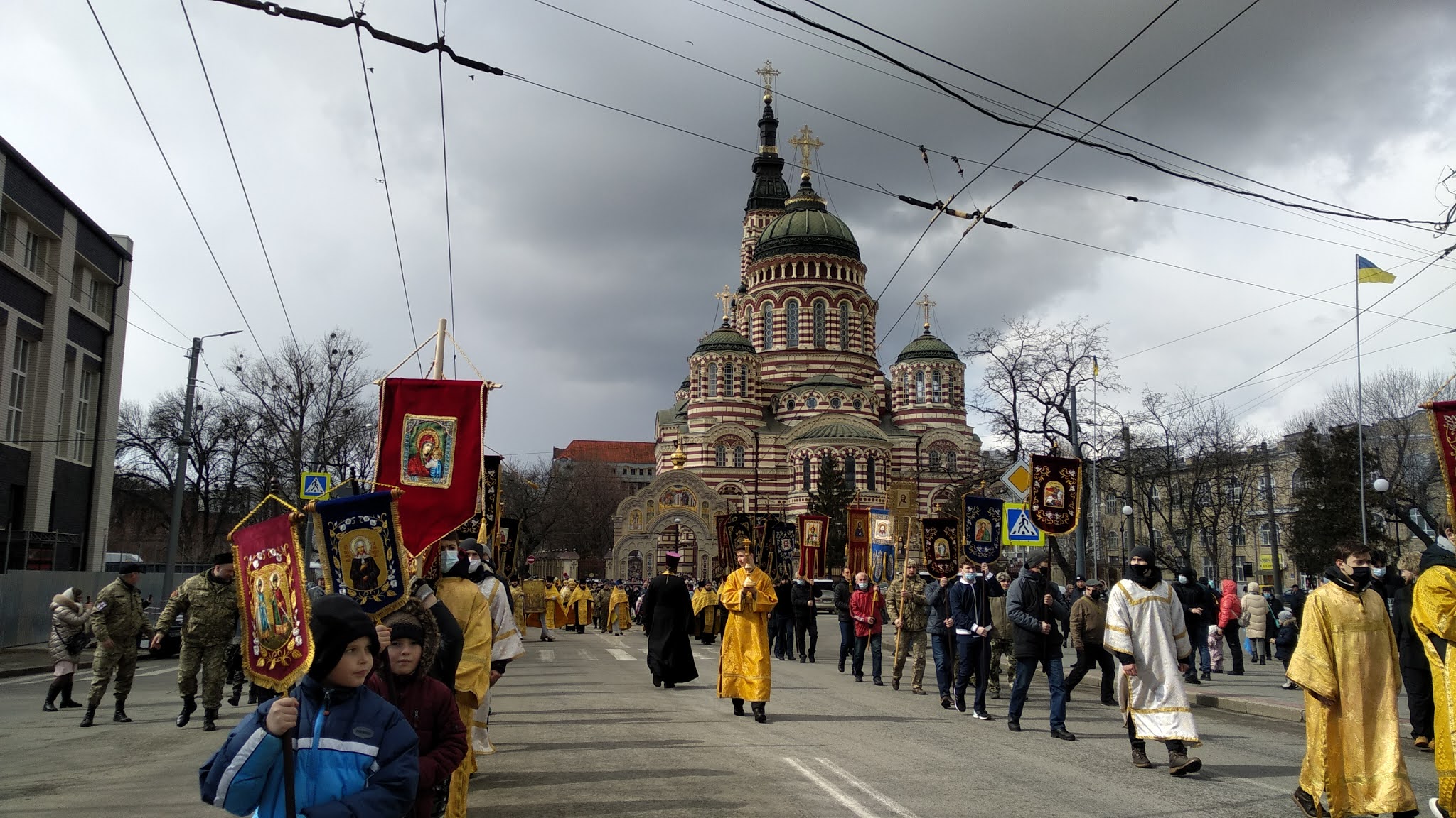 В харькове сейчас есть свет. Православие в Киеве. Крестный ход, молящаяся паства. Крестный ход по грязи. Фото Харькова на сегодняшний день.