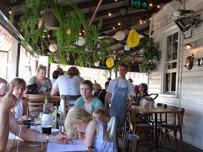 Mittags füllen sich die Restaurants in Byron Bay Byron Bay Restaurants