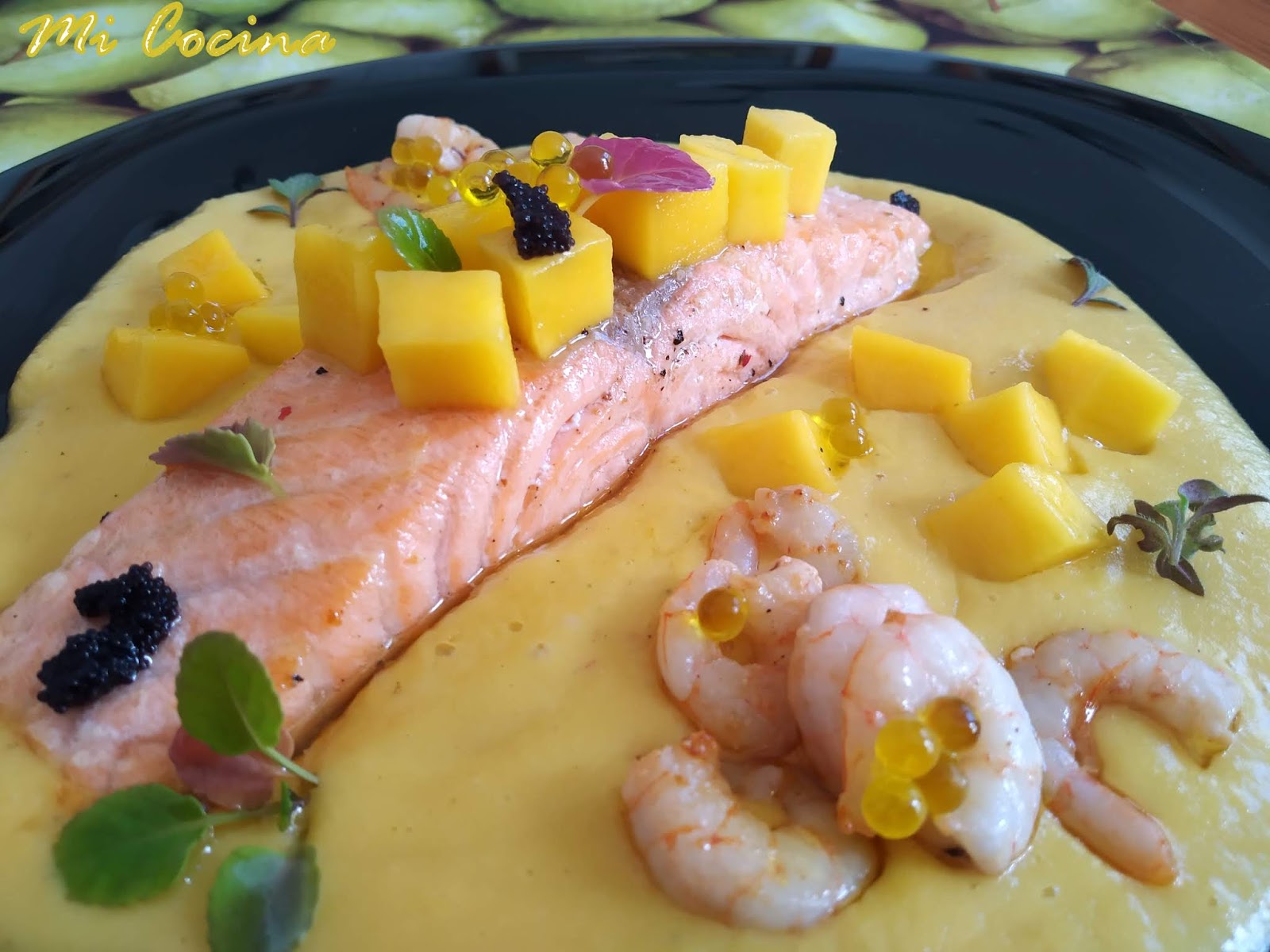 SALMON Y GAMBAS CON SALSA DE MANGO, COCO Y RON