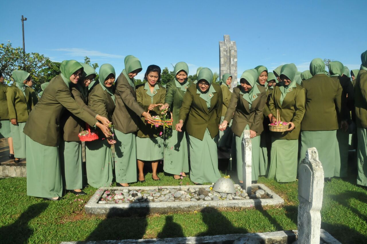 Ketua Dan Anggota Persit Korem 032 Wirabraja Ziarah Ke Makam