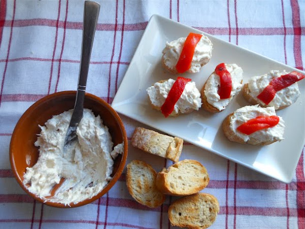 Canapés de queso fresco con bonito del norte
