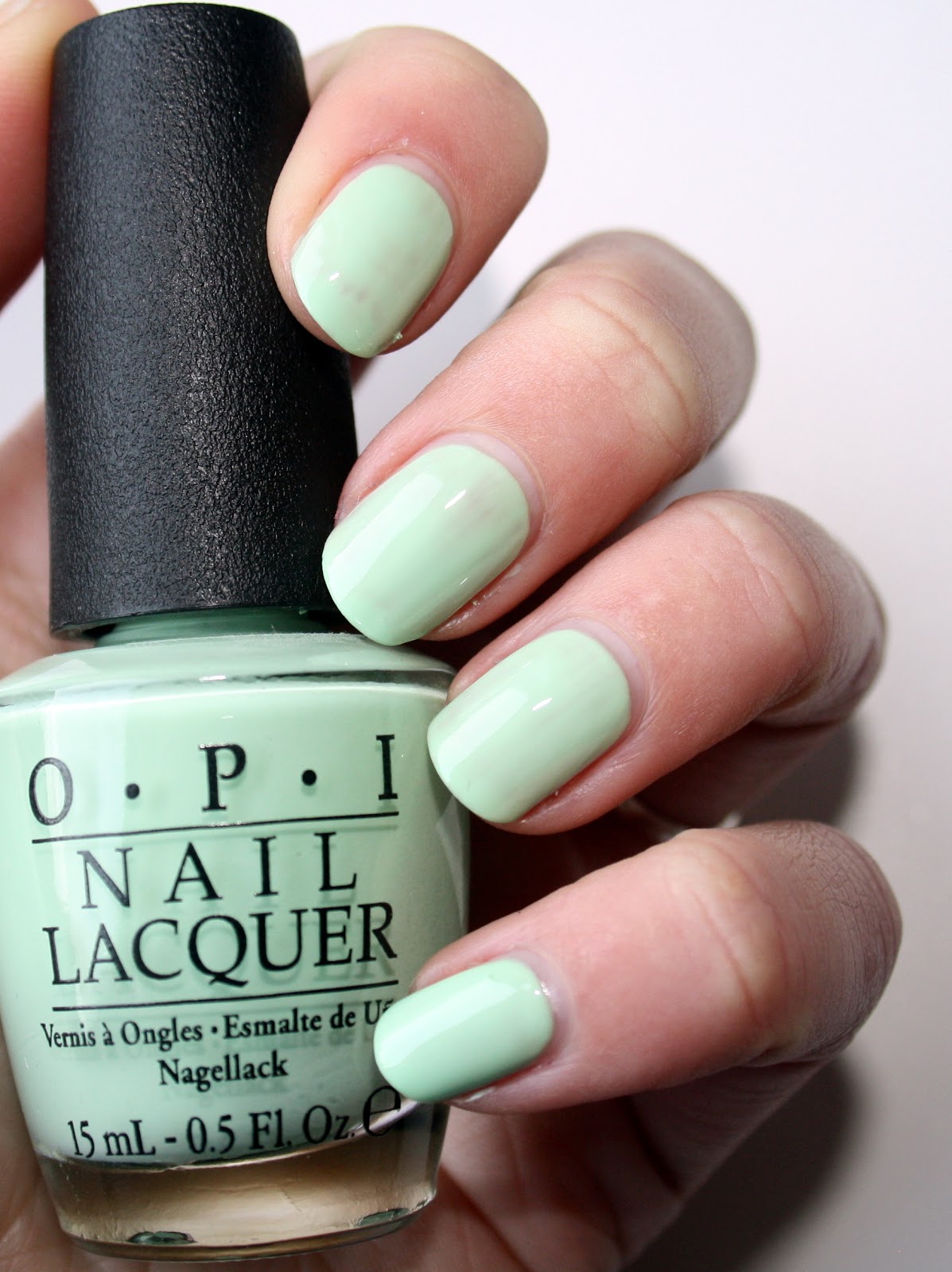 Beautiful mint green nails!