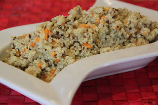 quinoa reale con semi di lino, carote e misticanza di fiori.