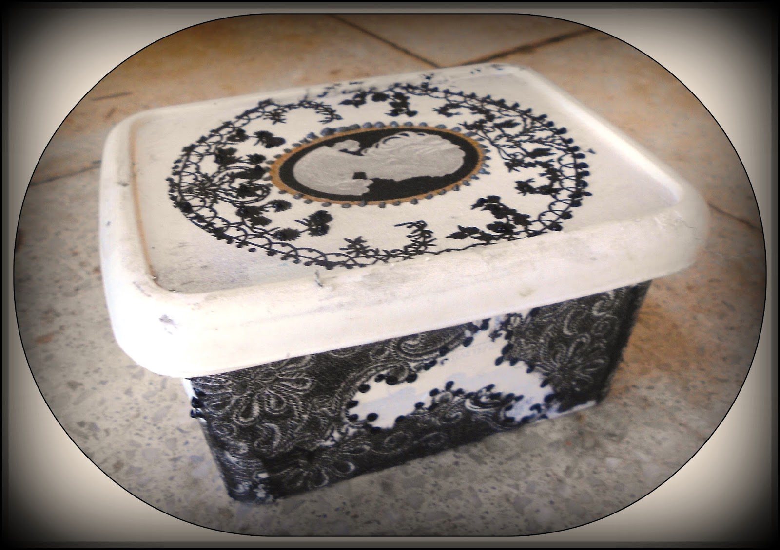 lila365idees DECOUPAGE ΣΕ ΚΟΥΤΙ ΣΥΣΚΕΥΑΣΙΑΣ ΤΥΡΙΟΥ (DECOUPAGE IN BOX