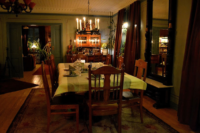 När det är jul och nyår eller annat stor högtid lyfter vi fram matsalsbordet till matsalen.