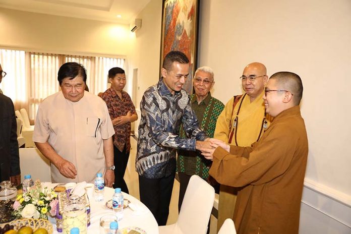 Wagubsu Musa Rajeckshah sambut kedatangan para tamu di acara halal bihalal. Wagubsu Musa Rajeckshah sambut kedatangan para tamu di acara halal bihalal.