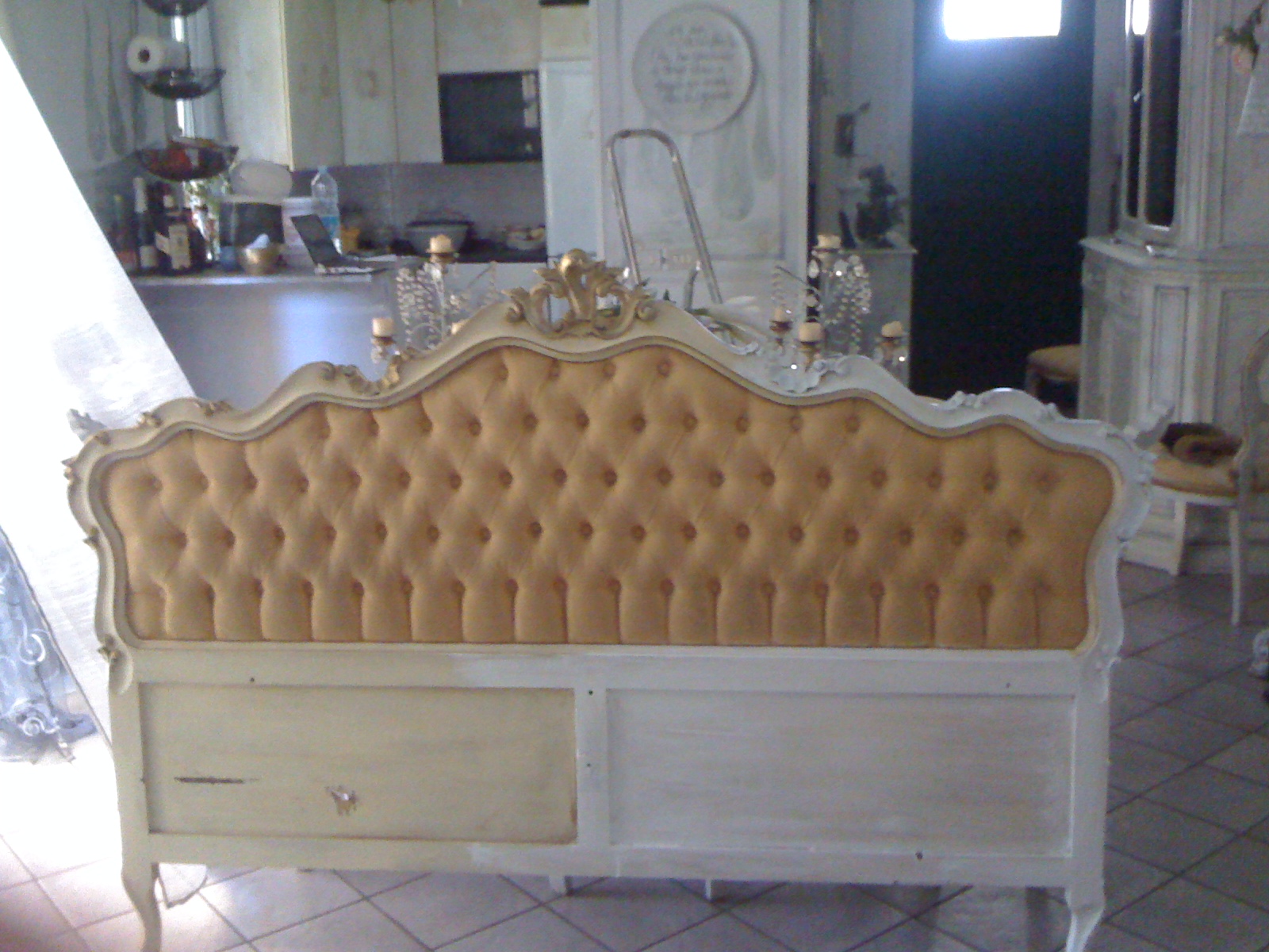 Gustavian chic : prima e dopo. un letto capitonne' si trasforma.