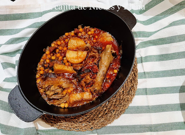 Guiso de cordero asado y patatas con garbanzos