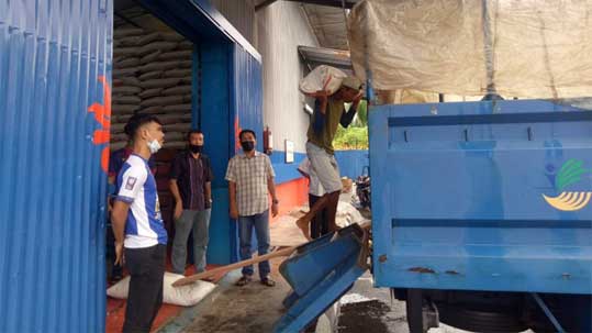 beras untuk Korban Banjir di Rahul Tapan