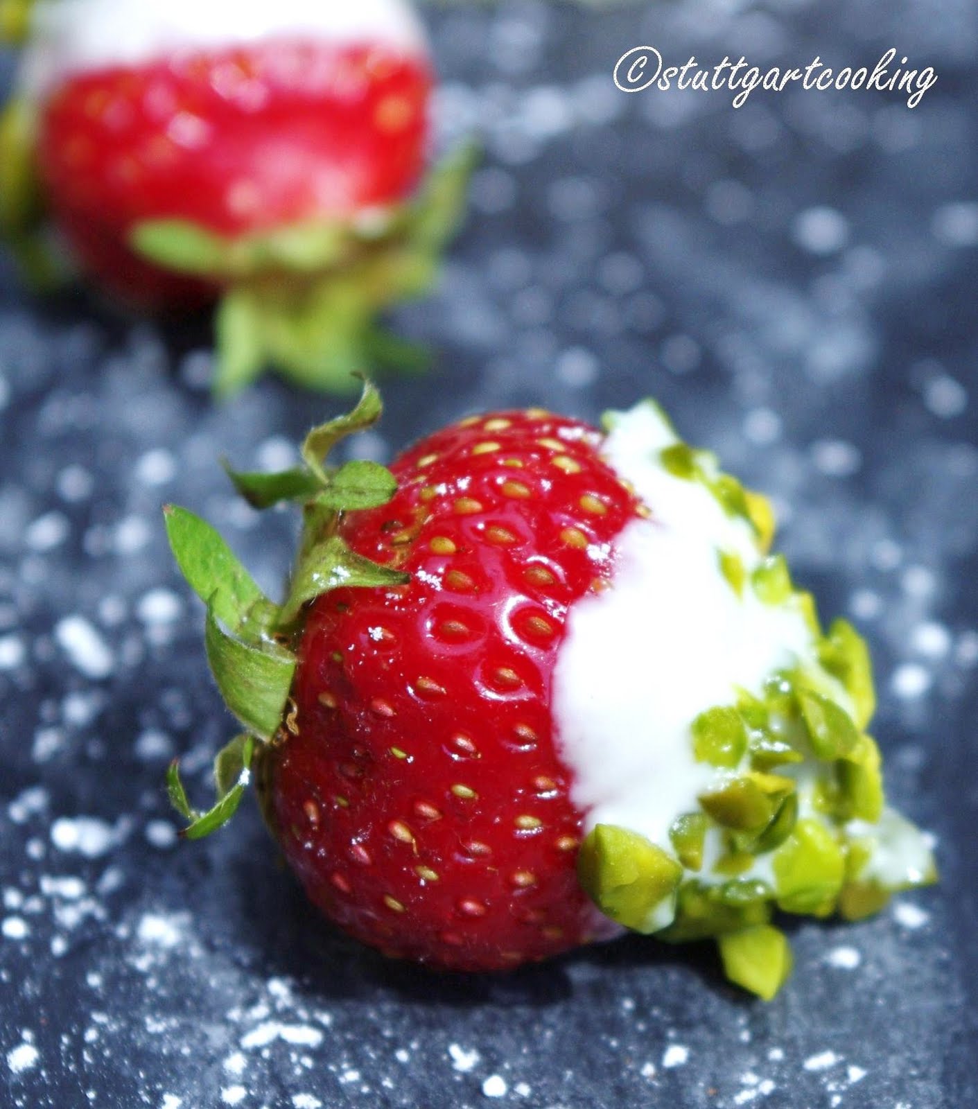 stuttgartcooking: Erdbeeren in warmer, weißer Schokolade getaucht und ...