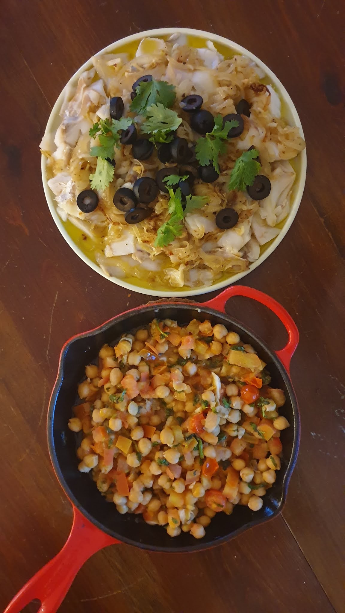 Salada Quente de Grão de Bico e Tomate com Lascas de Bacalhau de Cebolada