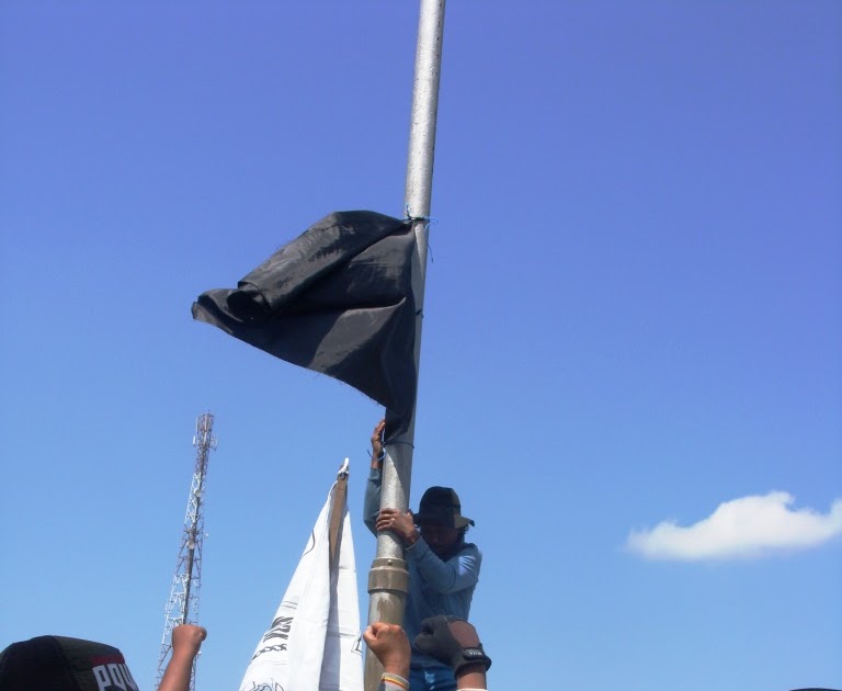 Kibar bendera hitam