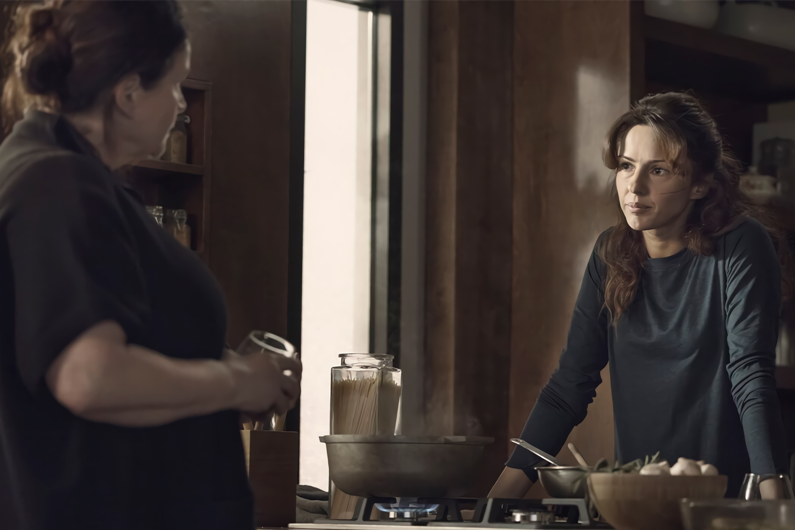 huck cocina pasta para Elizabeth en el 2x05 de The Walking Dead World Beyond
