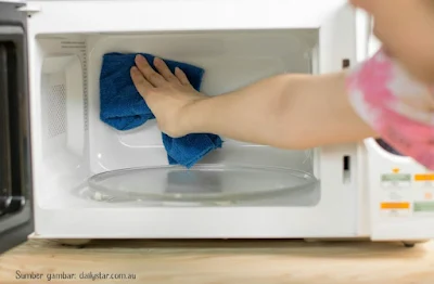 cara membersihkan microwave dengan lemon cara membersihkan microwave dengan baking soda