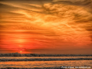 puesta-de-sol-en-el-mar-con-un-cielo-nuboso-y-de-color-rojizo