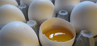 البيض النيء في المنام
