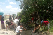 IRMA Addaraini Jalan Tasik Bergotong Royong Bersihkan Parit Yang Penuh Sampah