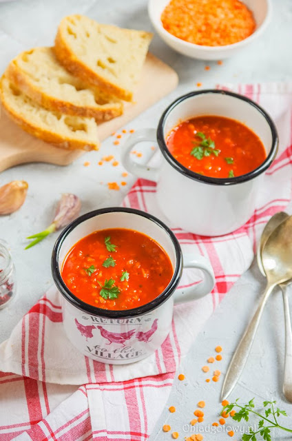 Zupa z pieczonych pomidorów z soczewicą