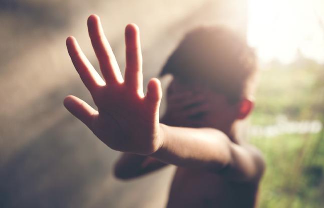 Αχαία: Επτάχρονος εγκαταλείφθηκε από τον πατέρα του και κοιμόταν σε πεζοδρόμιο