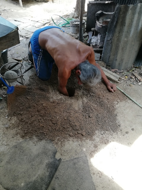 เครื่อง63ซีซี แรงเหลือเจาะไปสี่หลุม ผมเจาะดินแข็งปานกลางดอก6นิ้วเจาะลึกประมาณ70ซม กำลังดี รอดูอีกที่กับอายุใข้งานเดี๋ยวลงเสารั้วประมาณอีกสามสิบกว่าหลุมมาแจ้งอีกที่ครับ