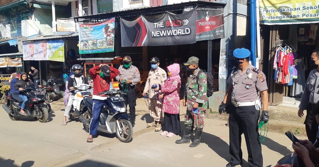 Kapolsek Kertasari Polres Kota Bandung Bersama Muspika Bagikan