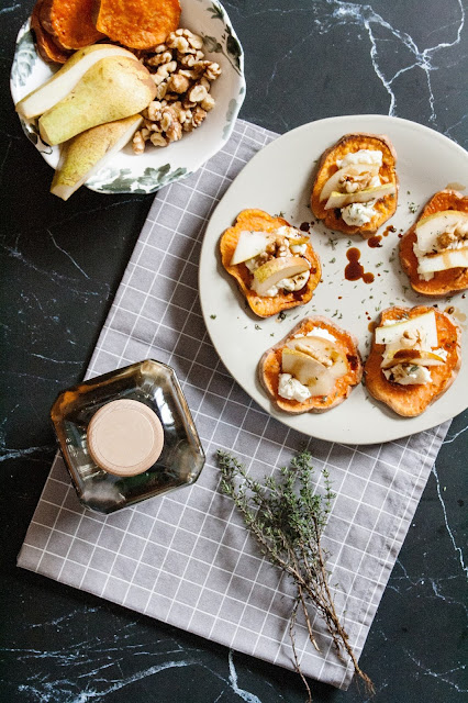 Crostini di patate dolci con formaggio, pere e aceto balsamico