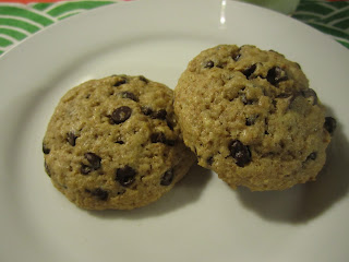 Cookies aux pépites de chocolat dans une assiette, recette de la box de Pandore