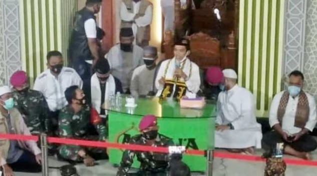 TNI Kawal Ustadz Abdul Somad Ceramah, Khawatir Diserang Seperti Syekh Ali Jaber TNI Kawal Ustadz Abdul Somad Ceramah, Khawatir Diserang Seperti Syekh Ali Jaber