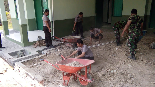 Lihat Kekompakan Koramil Dan Polsek Sukodono Dalam Bergotong Royong