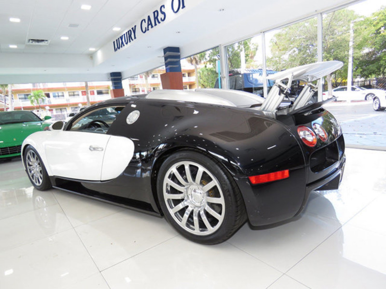 Florida Dealer Has Two Bugatti Veyrons For Sale Carscoops