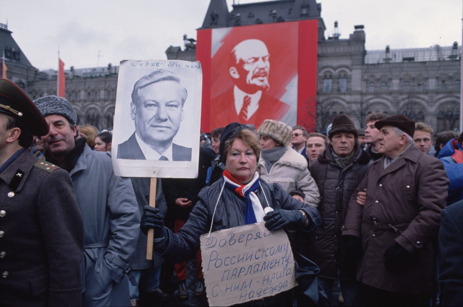 Образы перестройки. Горбачев 1985 перестройка. Демонстрации против Ельцина 1991. 7 Ноября 1991 года демонстрация в Москве. Ельцин митинг 1990.