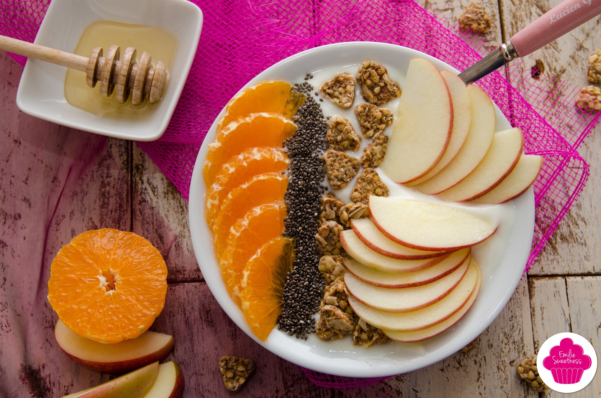 Emilie Sweetness Bowl de fromage blanc, miel, graines de chia, clémentine, pomme et granola