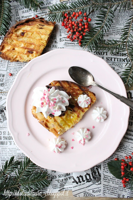 Panettone tostato con gelato al cioccolato e panna