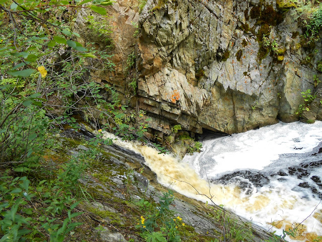 Водопад на реке Межовка на фоне скалы