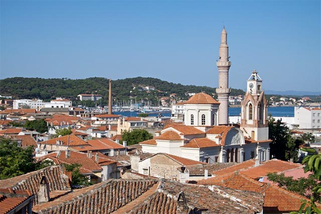 Sonbahar aylarında romantik bir tatil yapmak, balayı turuna çıkmak isteyenlerin gidebileceği yerlerden biri de Ayvalık Cunda. 