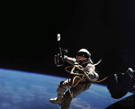 astronauta no espaço durante caminhada espacial