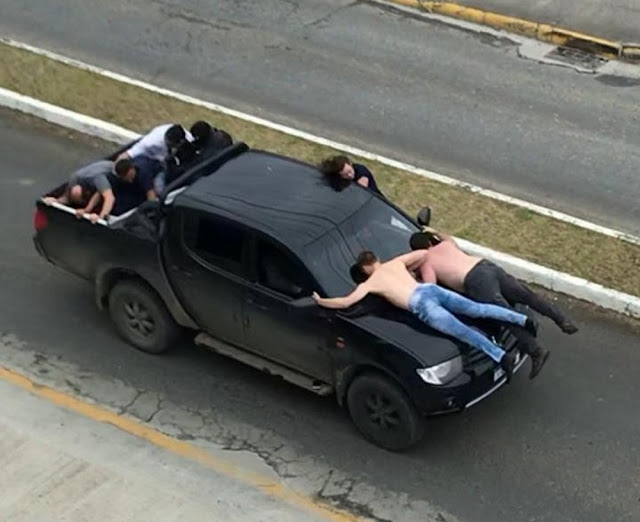 Resultado de imagem para assaltantes levam refens no capo