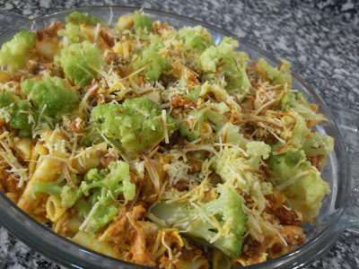 Macarrones a la boloñesa con bróquil.