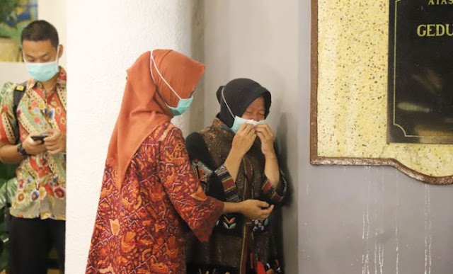 Risma : Saya Memang Gobl*k Tak Pantas Jadi Wali Kota Risma : Saya Memang Gobl*k Tak Pantas Jadi Wali Kota
