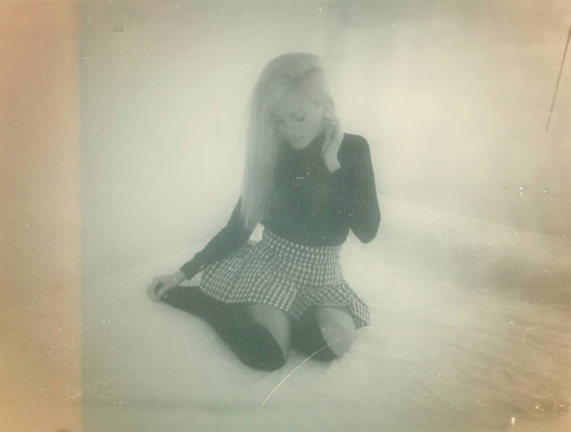 Alejandra Colomera con jersey negro, falda de cuadros vichy negros y calcetas negras, foto en blanco y negro