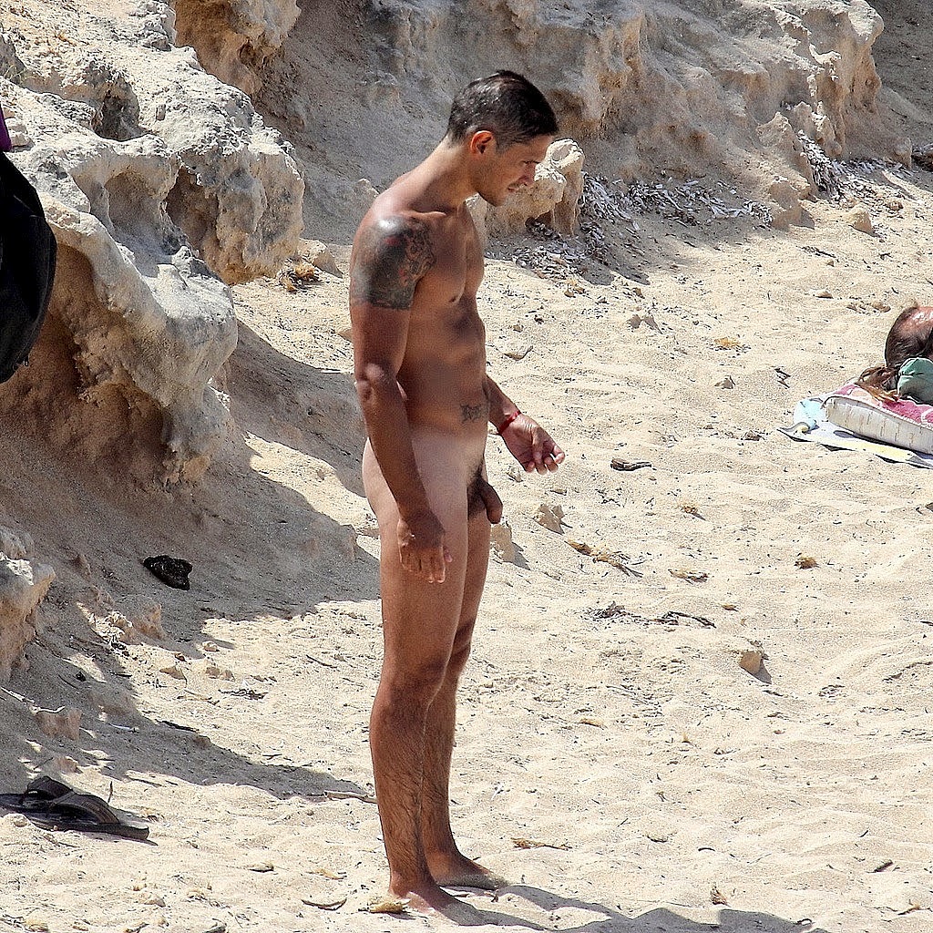 голыми по пляжу мужчины фото 61