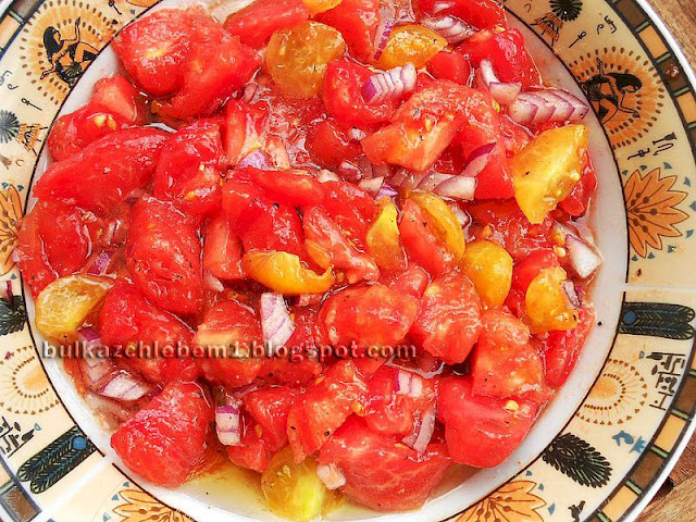 Surówka z pomidorem, czerwoną cebulą i olejem czosnkowym