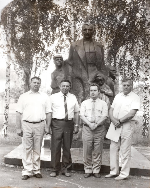 Біля пам’ятника «Макаренко і діти»
