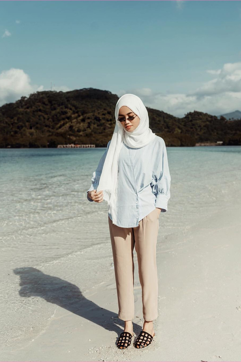 Cewek manis Gaya Foto di Pantai Setengah Horison Model Hijab