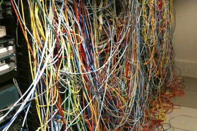 Dicas de Manutenção de Data Center: Cabeamento Estruturado ... messy telephone wiring 