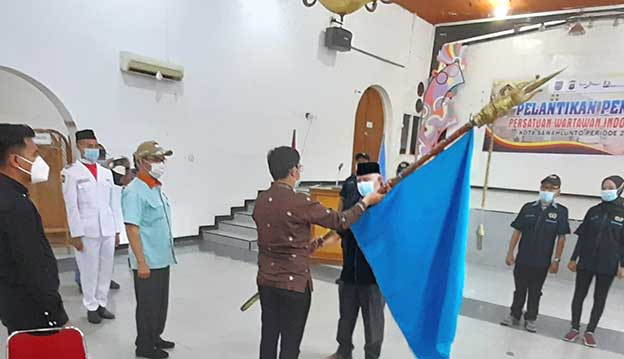 Penyerahan bendera PWI kepada Ketua PWI Sawahlunto Indra Yosef