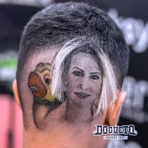 Imágenes divertidas: tatuaje de mujer en cabeza.