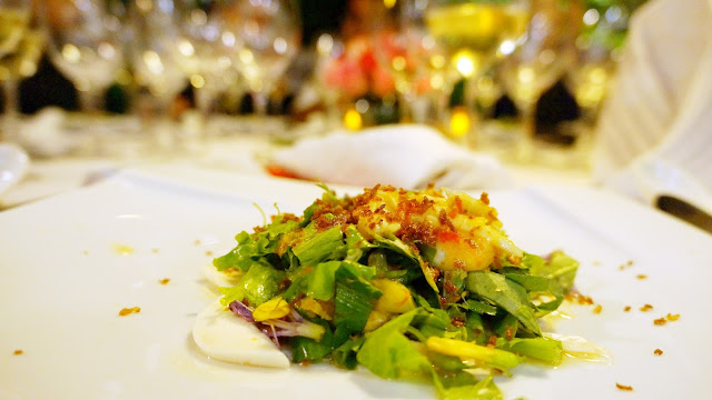 Salade de crabe et fruits de mer avec une sauce noix de coco assortie d'un vin Trivento Tribu Vugnier Salade de crabe et fruits de mer avec une sauce noix de coco assortie d'un vin Trivento Tribu Vugnier