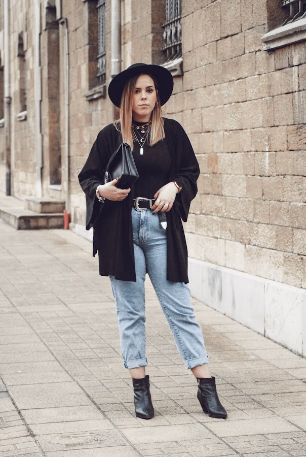 Outfit con chaqueta de flecos